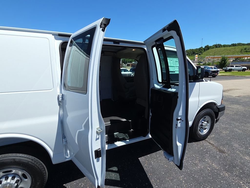 2026 Chevrolet Express Cargo Work Van - Photo 25