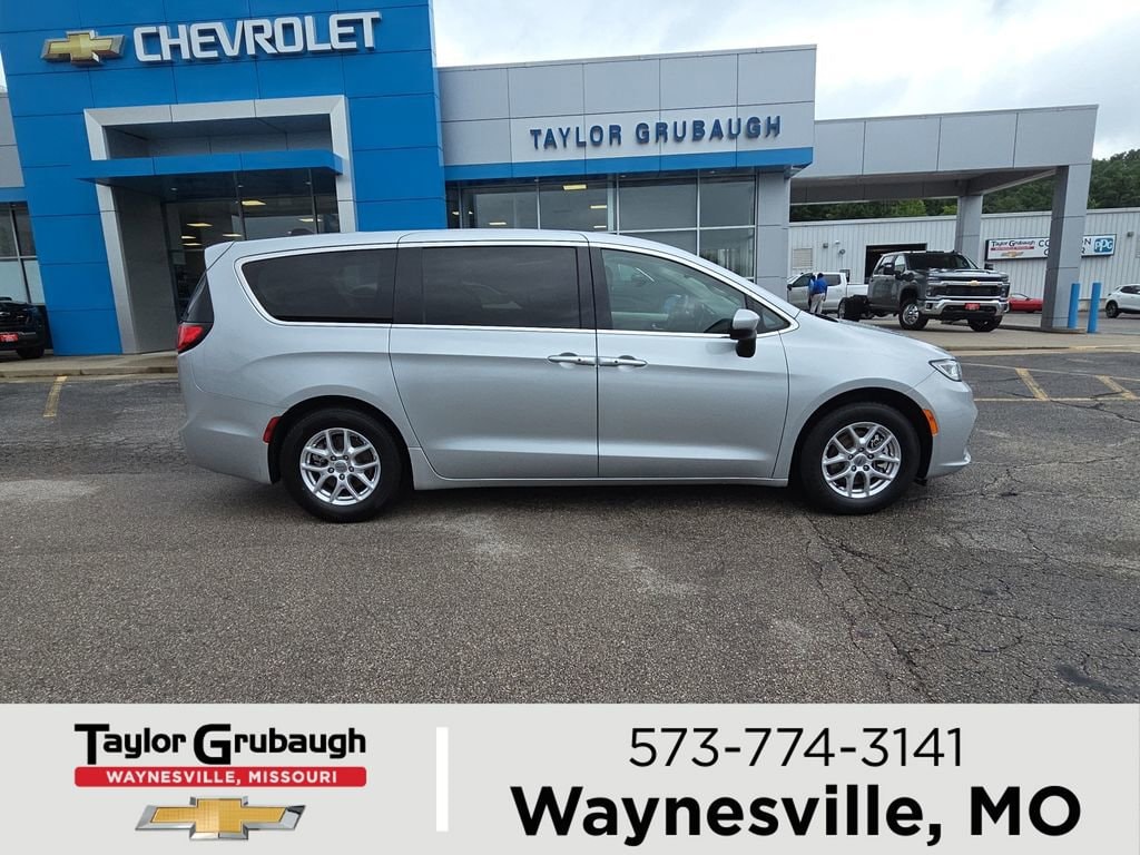 2023 Chrysler Pacifica Touring L's photo