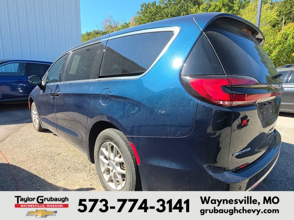 Used 2025 Chrysler Pacifica Select