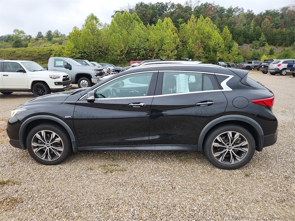 2017 Infiniti QX30 Premium photo 3