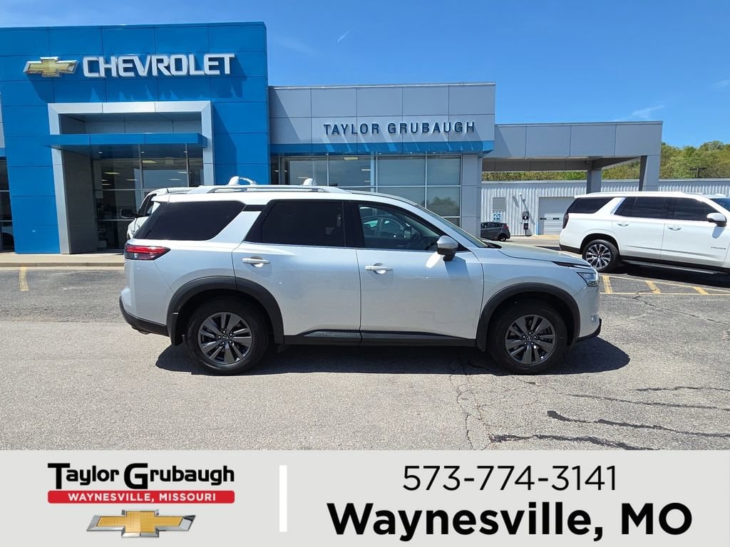 2022 Nissan Pathfinder SV