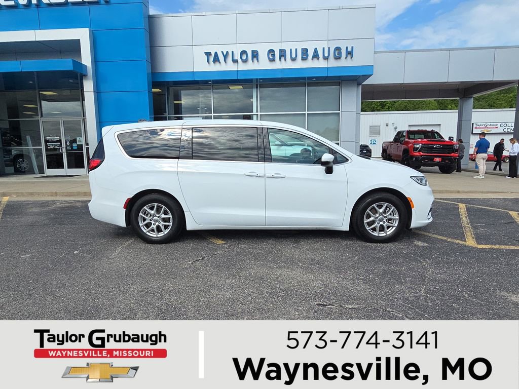 2023 Chrysler Pacifica Touring L's photo