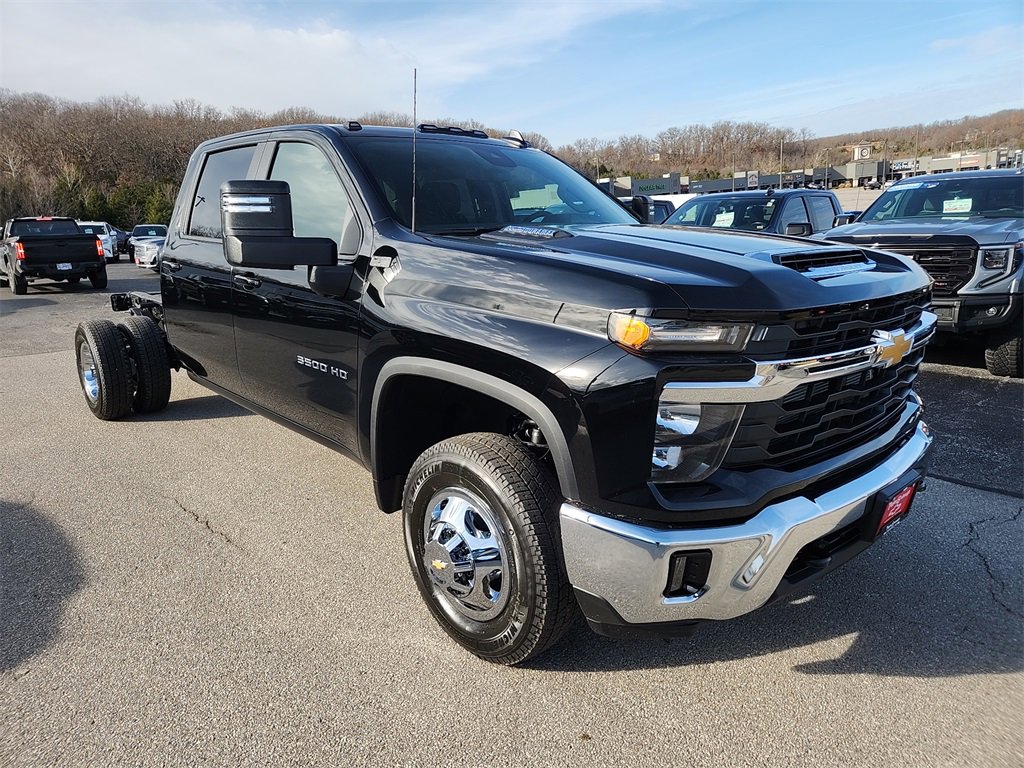 2026 Chevrolet Silverado 3500HD LT photo 2