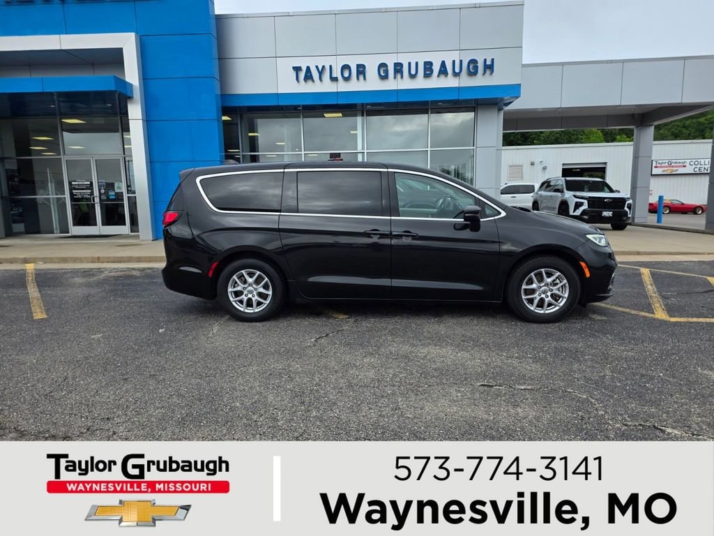 2023 Chrysler Pacifica Touring L's photo