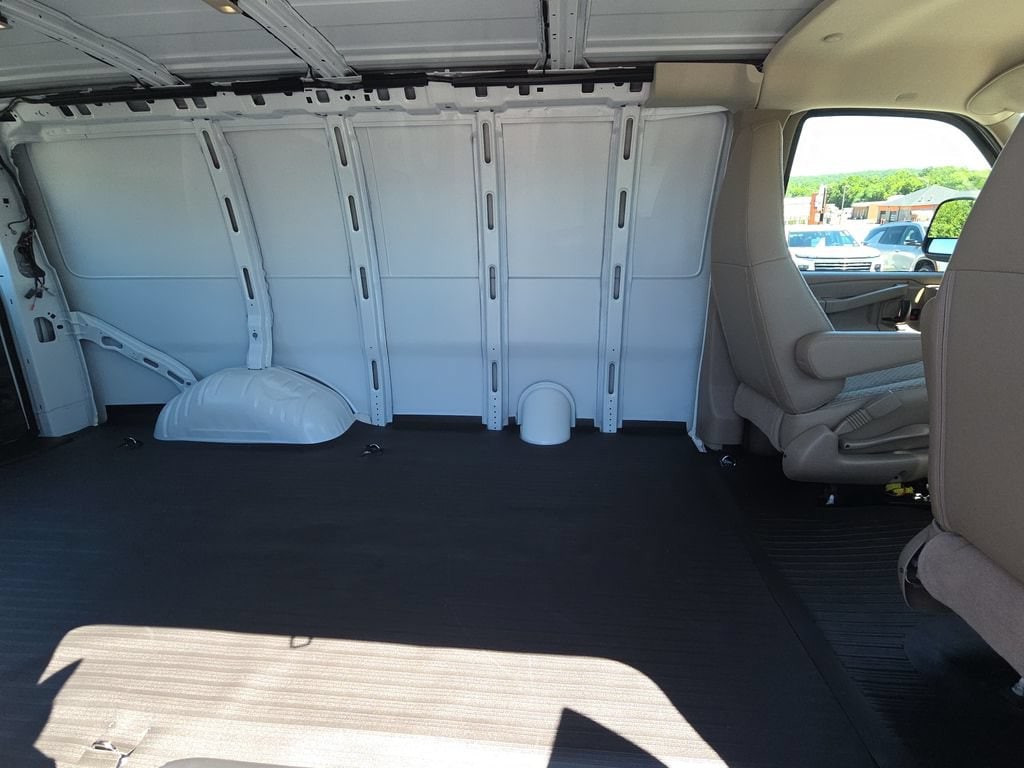 2026 Chevrolet Express Cargo Work Van - Photo 27