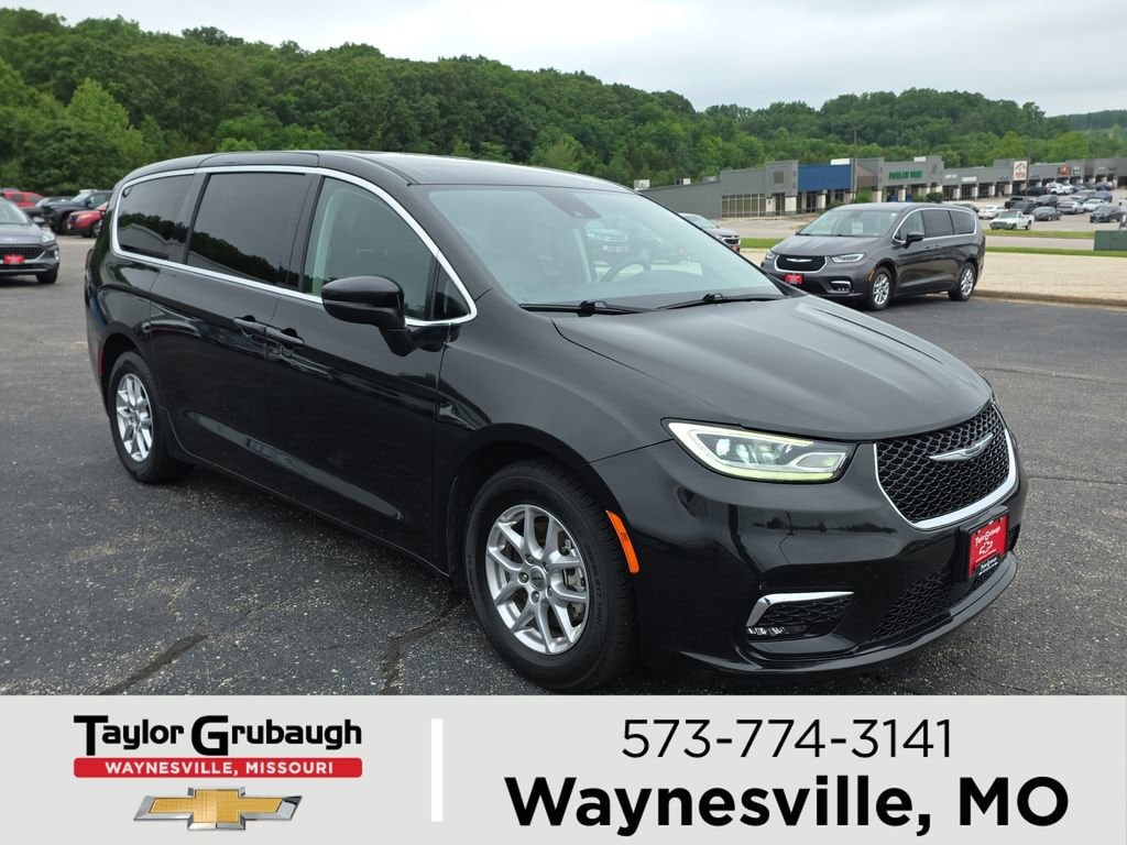 2023 Chrysler Pacifica Touring L's photo