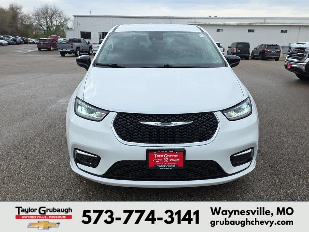 Used 2024 Chrysler Pacifica Touring L Minivan
