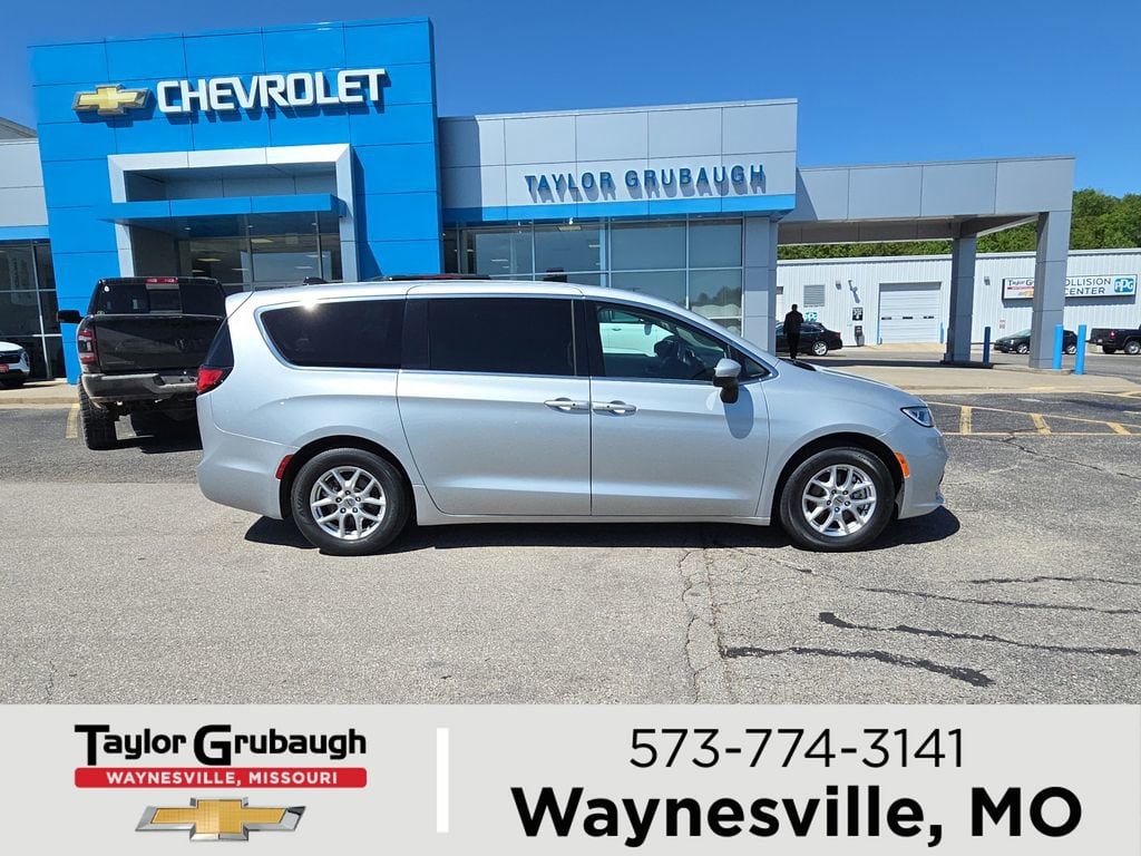 2023 Chrysler Pacifica Touring L's photo