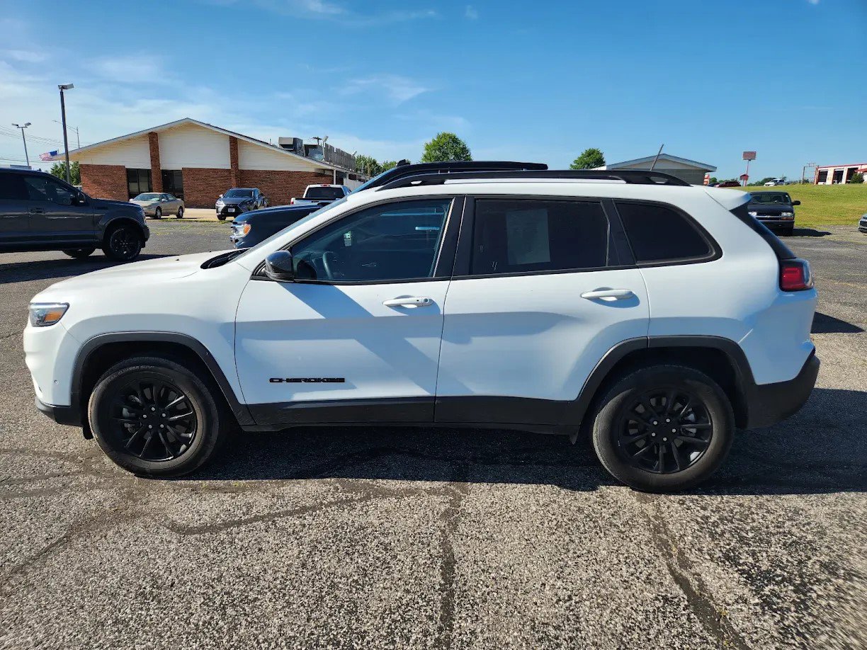 2023 Jeep Cherokee Altitude Lux photo 3