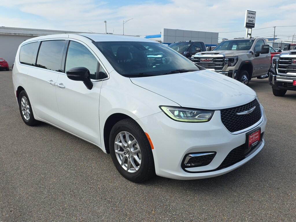 Used 2025 Chrysler Pacifica Select
