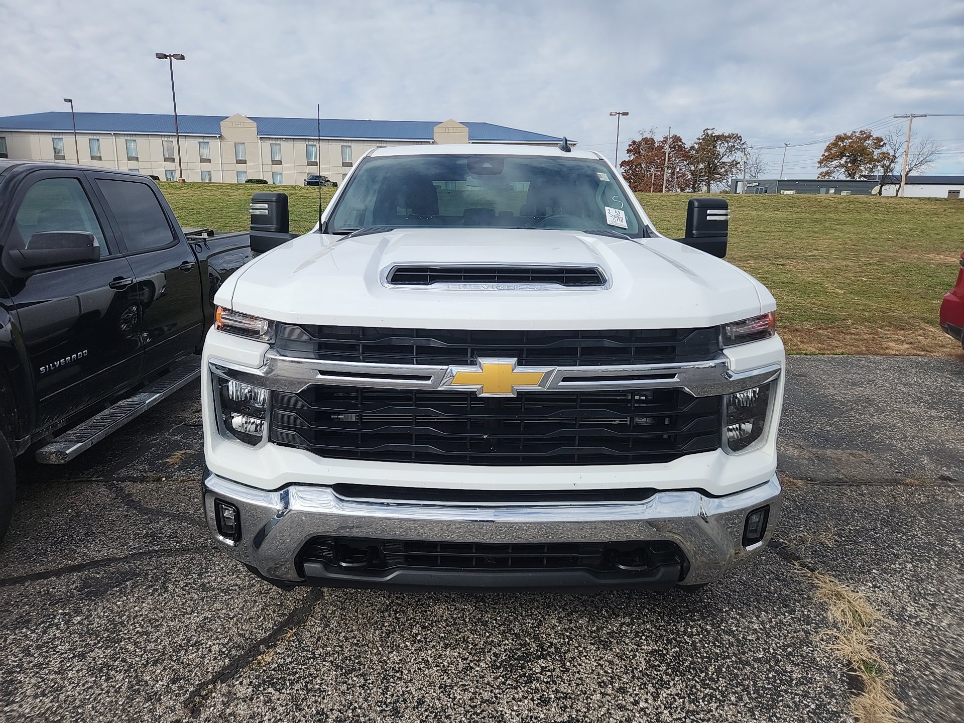 2025 Chevrolet Silverado 2500HD LT photo 2