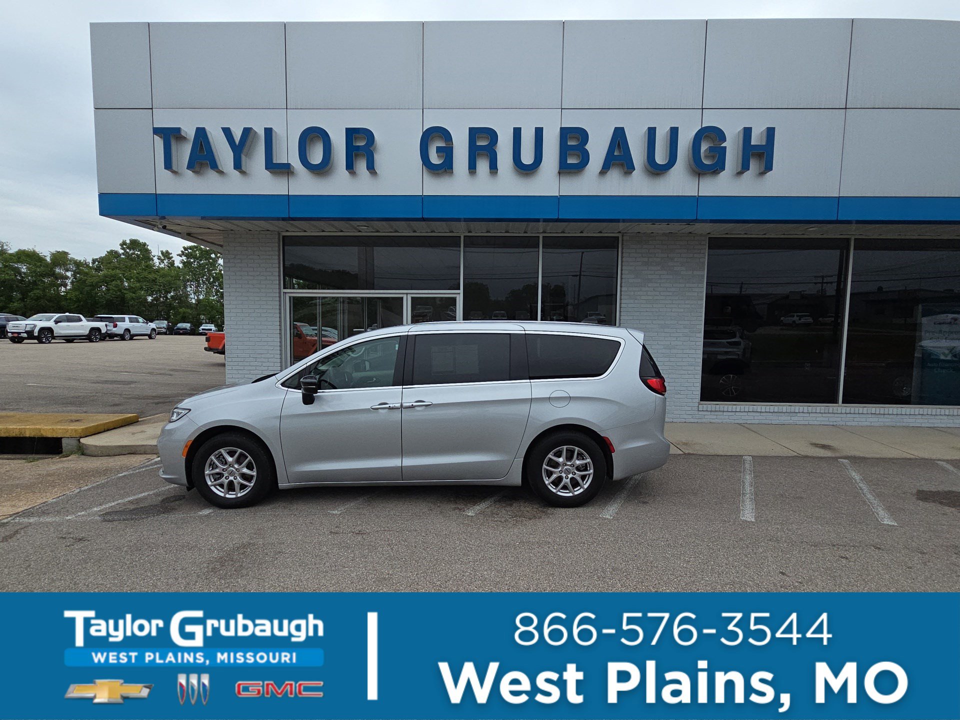 2024 Chrysler Pacifica Touring L's photo