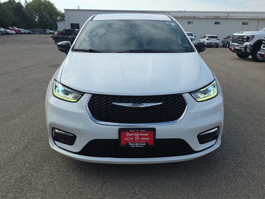 Used 2025 Chrysler Pacifica Select