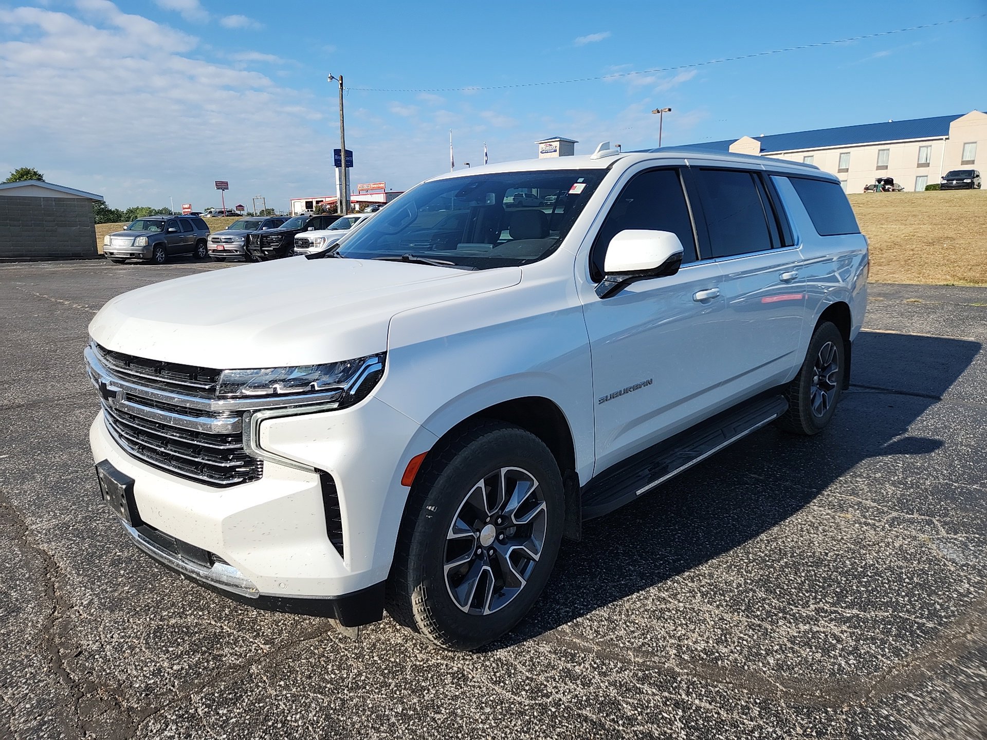 2022 Chevrolet Suburban LT photo 2