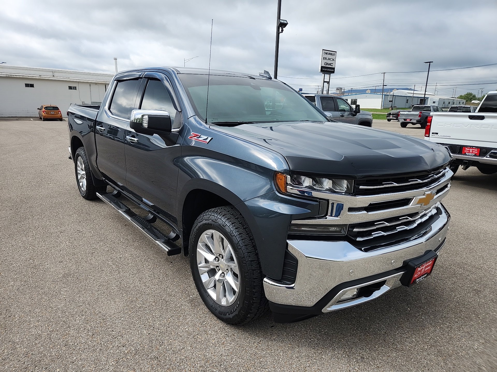 2019 Chevrolet Silverado 1500 LTZ photo 2
