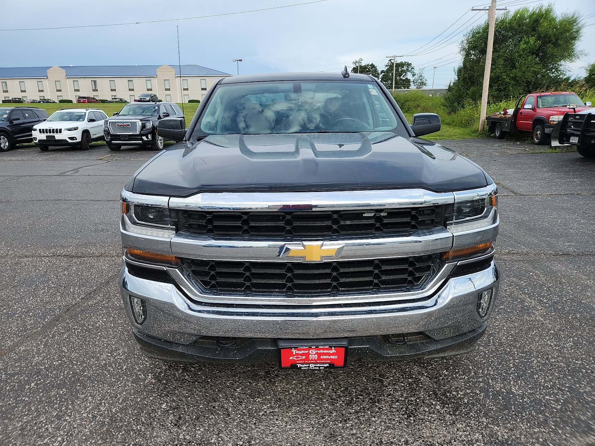 2018 Chevrolet Silverado 1500 LT photo 2