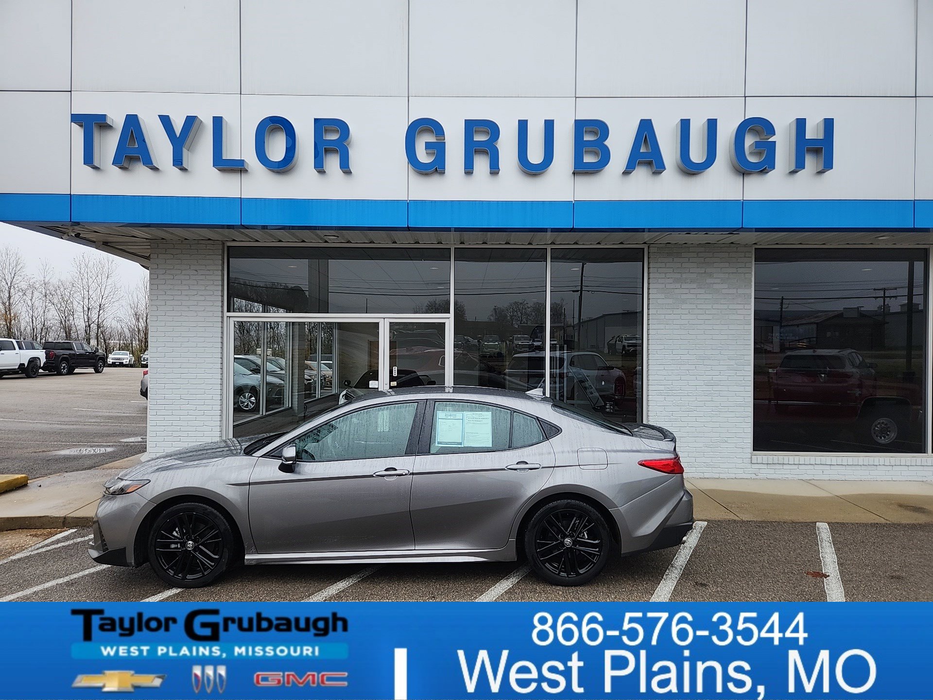 2025 Toyota Camry LE's photo