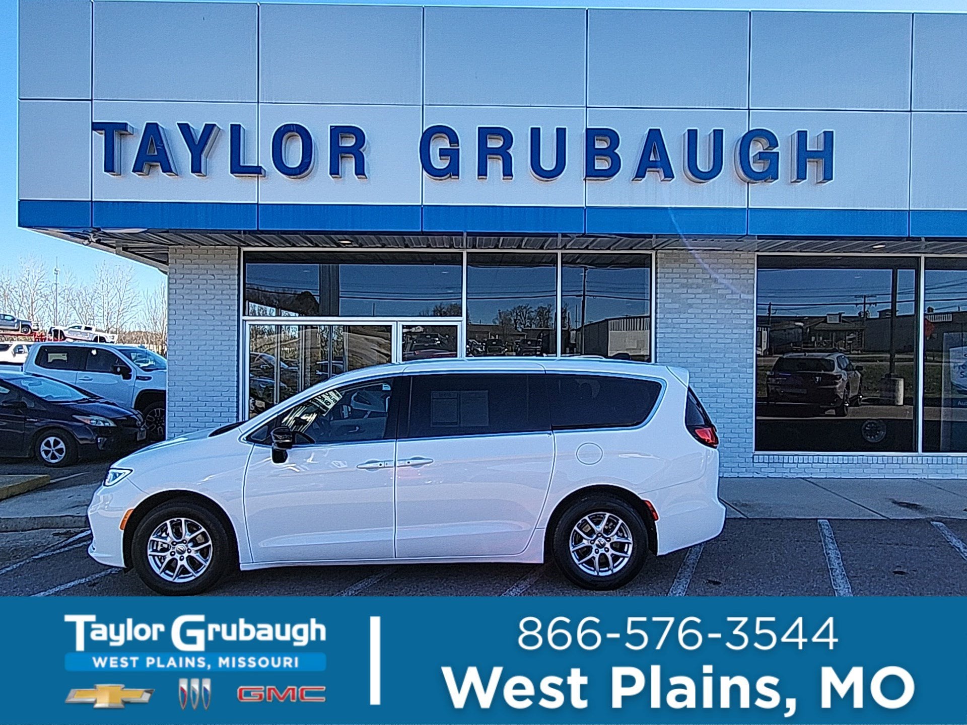 2024 Chrysler Pacifica Touring L's photo