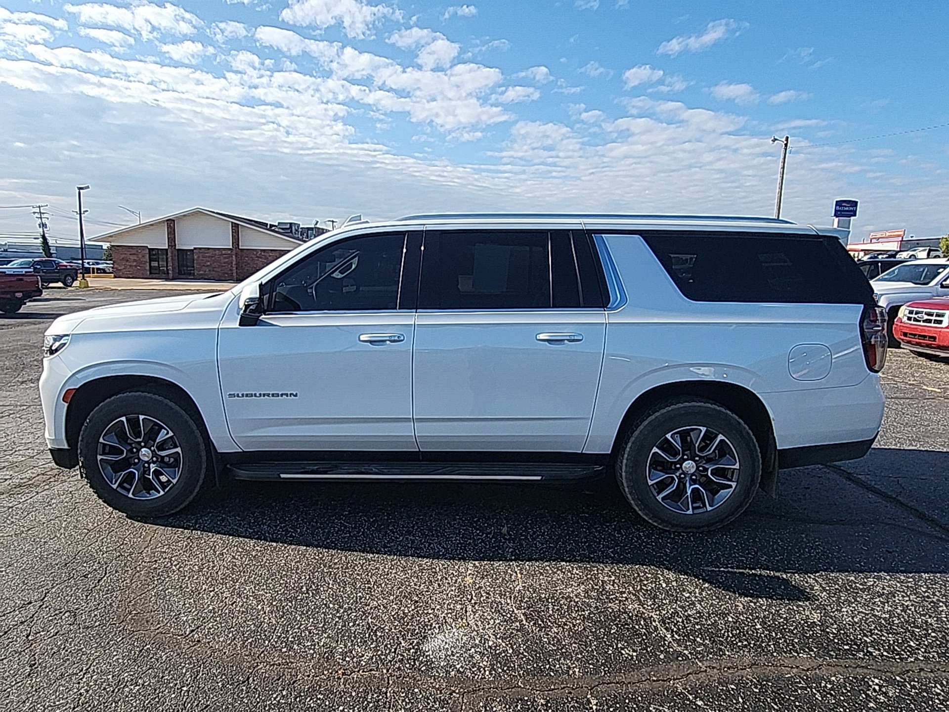 2022 Chevrolet Suburban LT photo 3