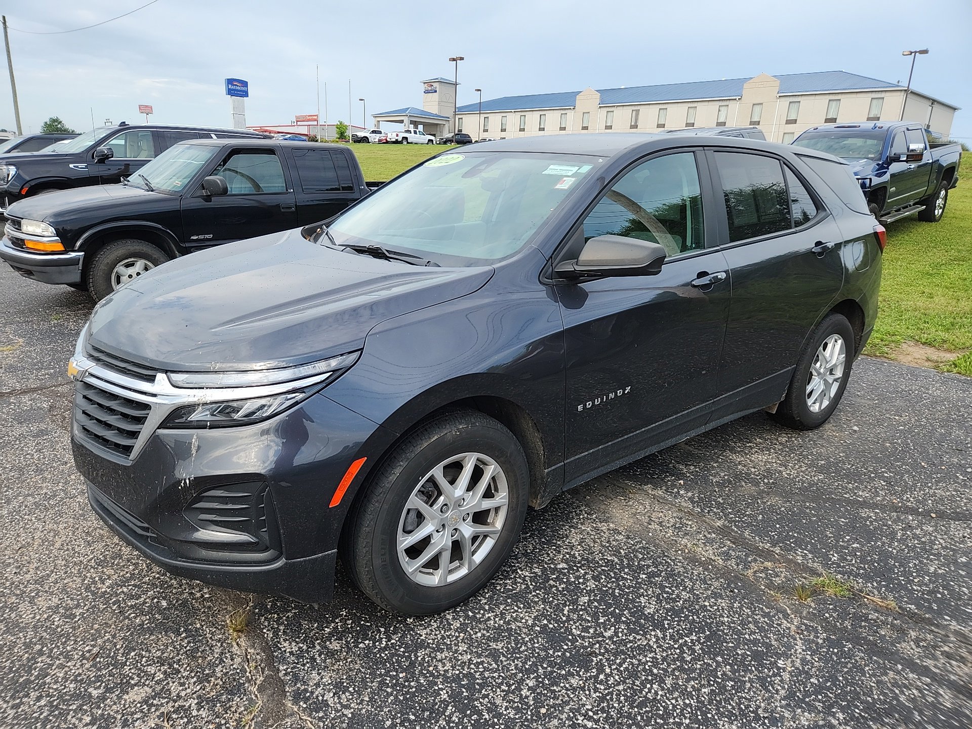 2022 Chevrolet Equinox LS photo 3