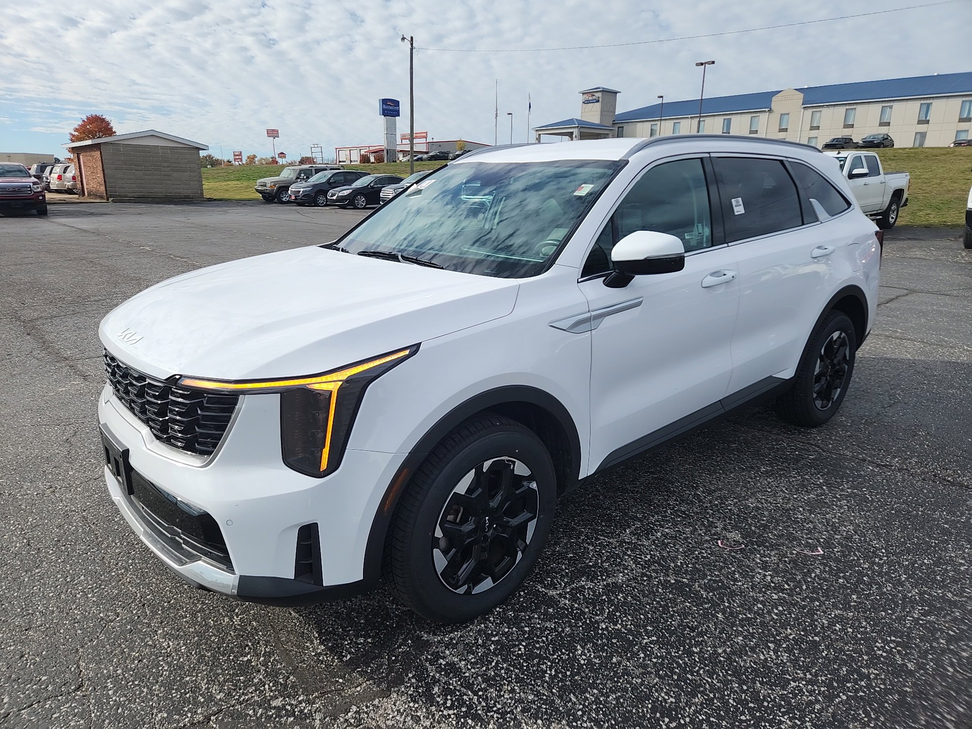 2024 Kia Sorento S photo 2
