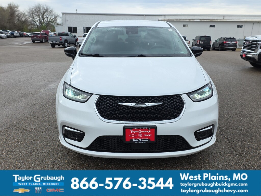 Used 2024 Chrysler Pacifica Touring L Minivan