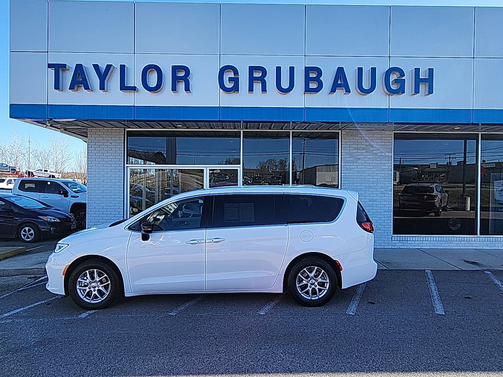 2024 Chrysler Pacifica Touring L's photo