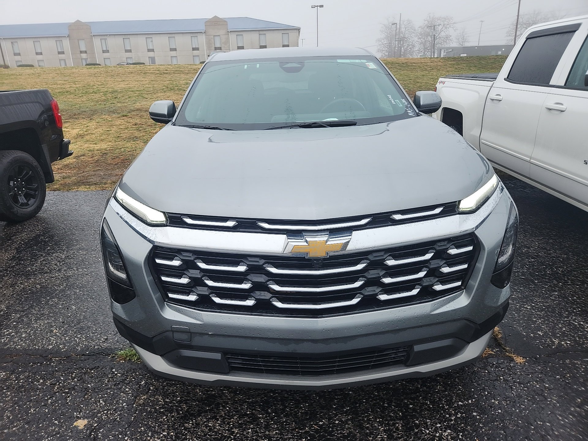 2025 Chevrolet Equinox LT photo 2