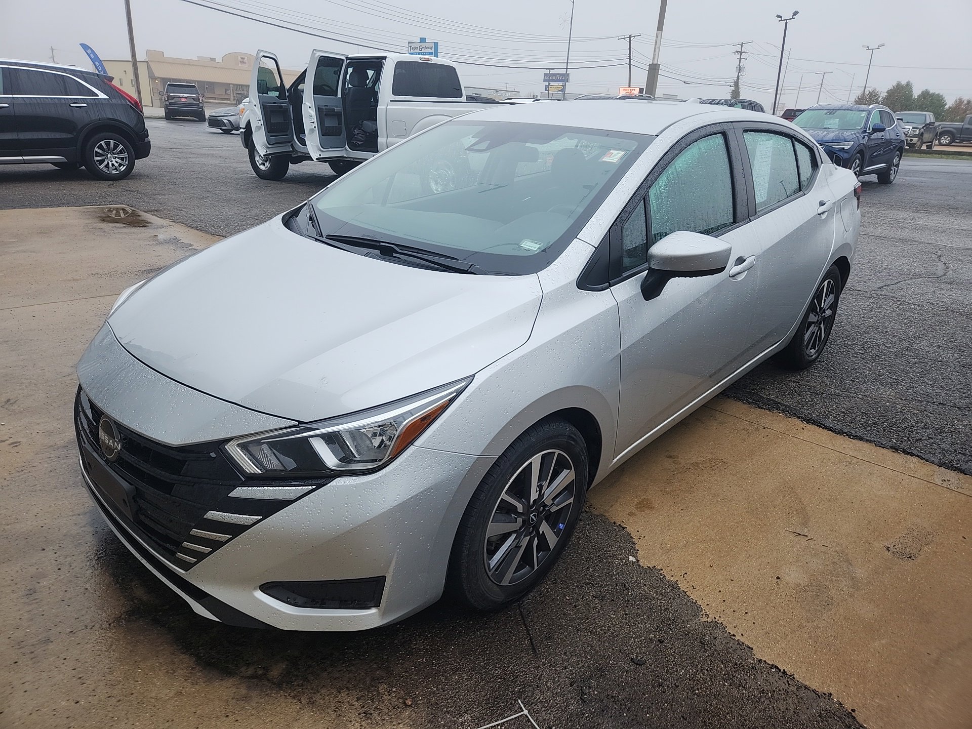 2023 Nissan Versa SV photo 3