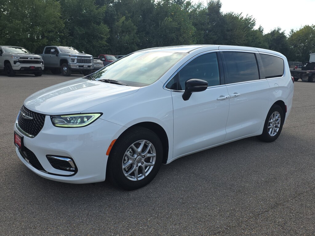 Used 2025 Chrysler Pacifica Select