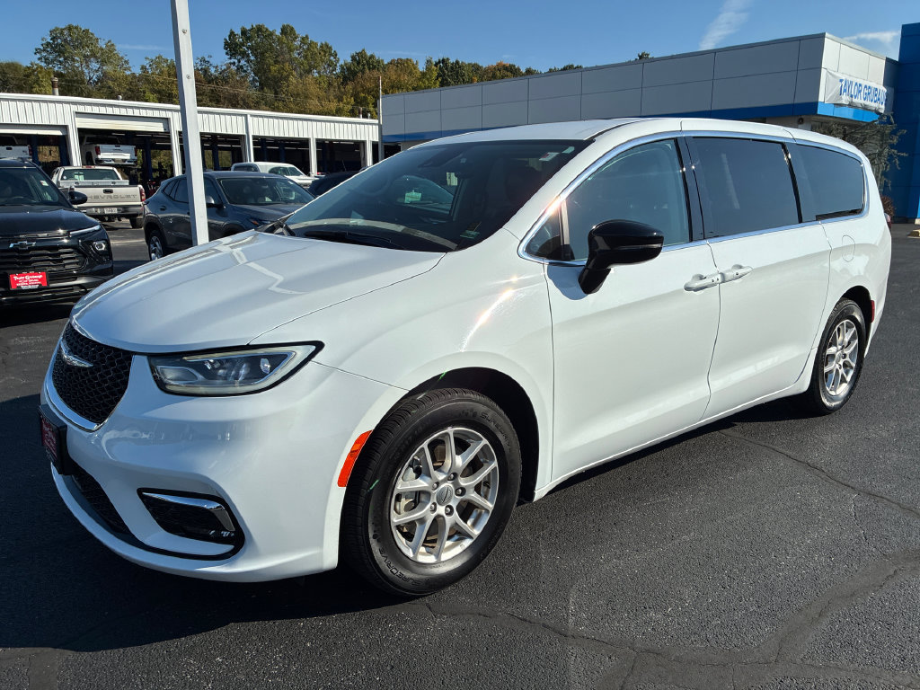 Used 2024 Chrysler Pacifica Touring L Minivan/Van
