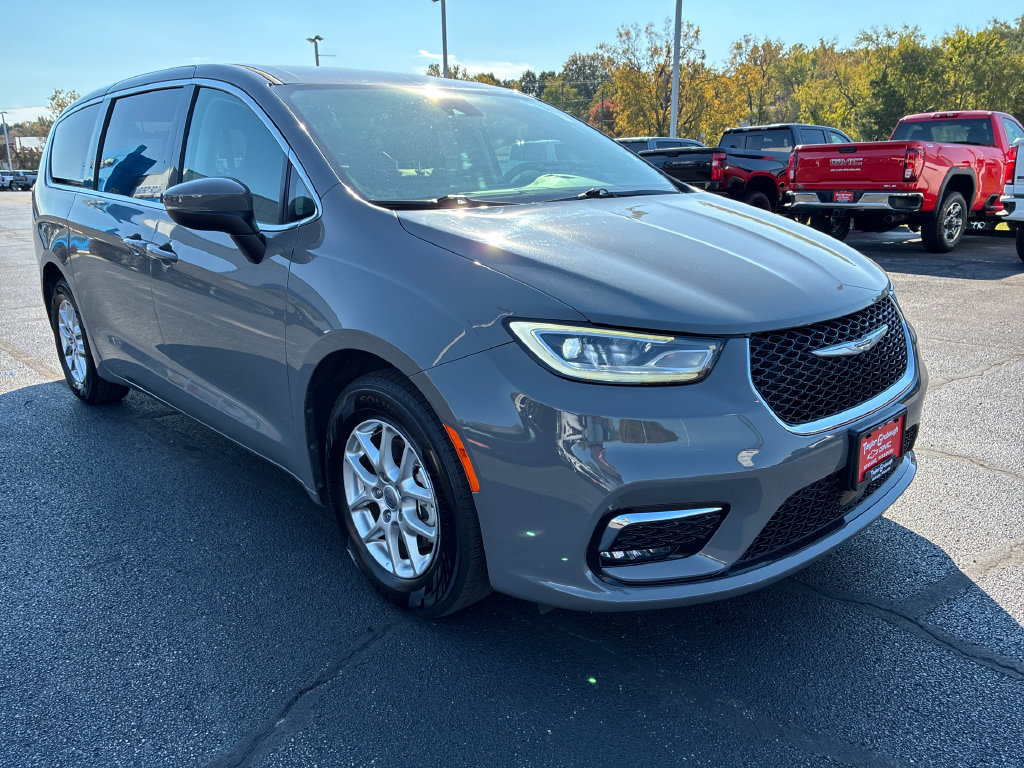 Used 2023 Chrysler Pacifica Touring L Minivan/Van
