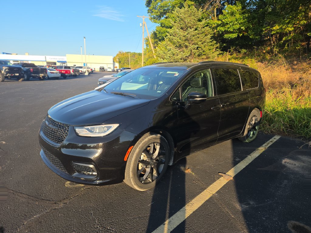 Used 2025 Chrysler Pacifica Limited Minivan/Van