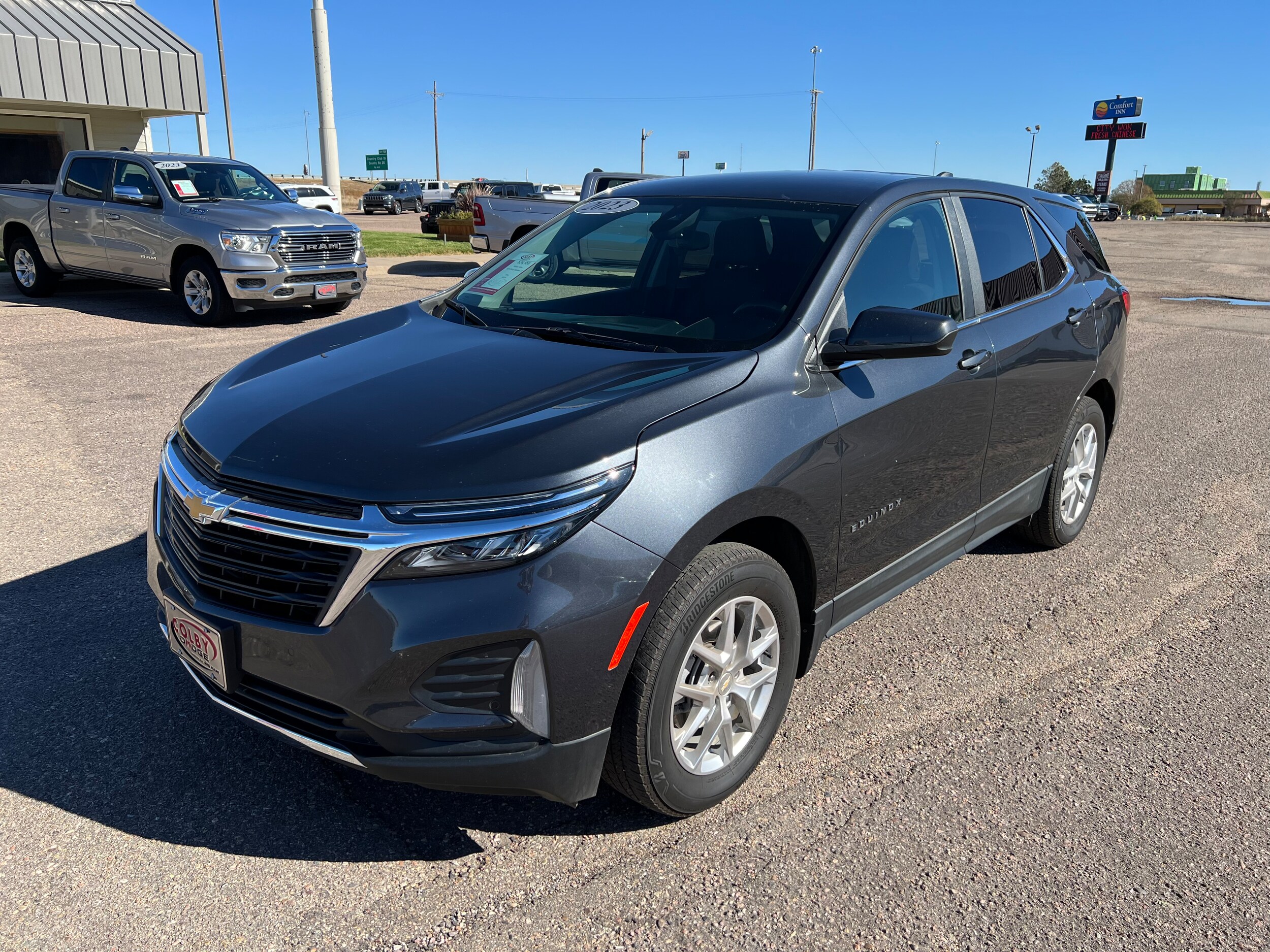 2023 Chevrolet Equinox LT photo 2