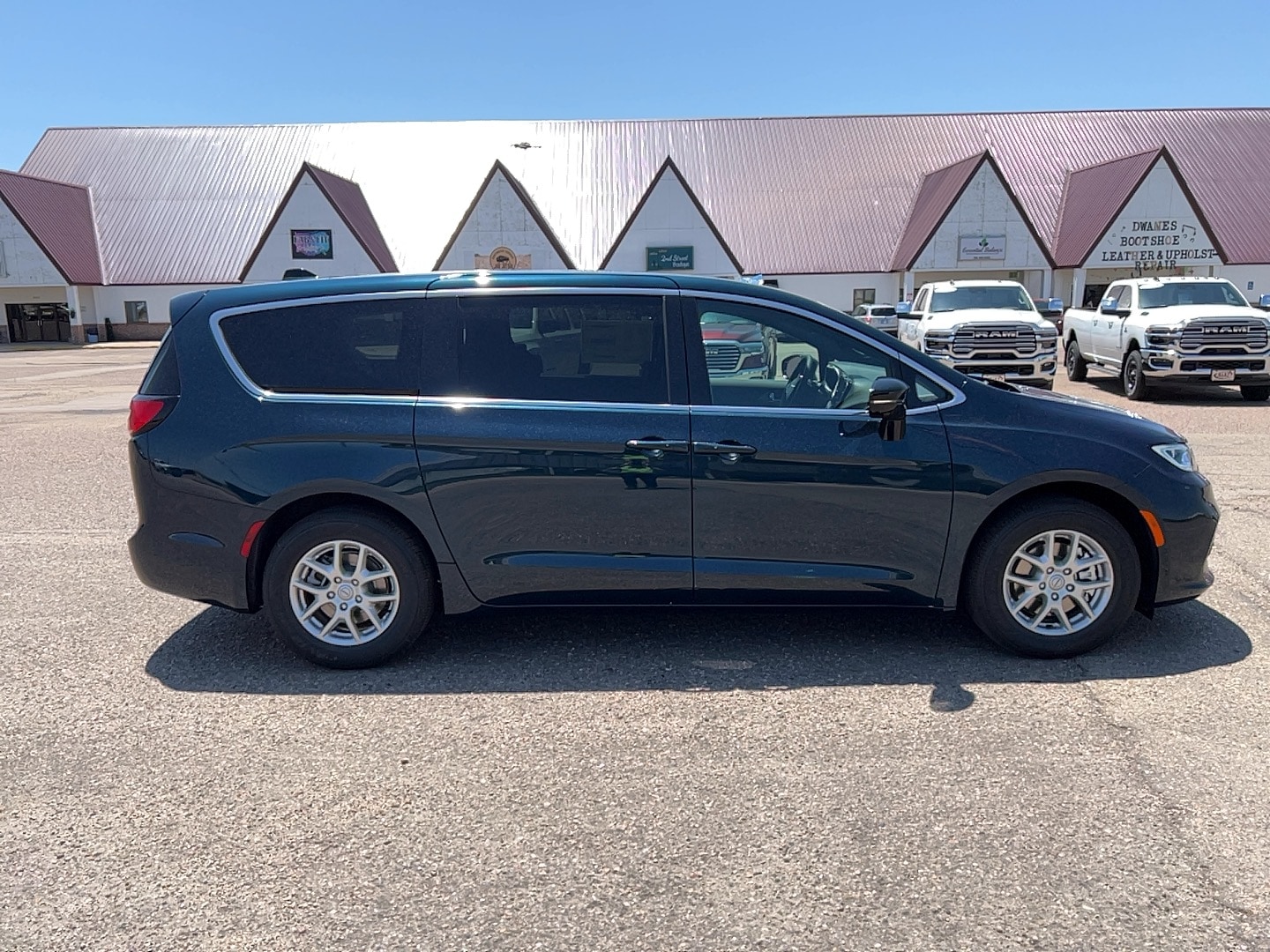 2025 Chrysler Pacifica Select - Photo 4