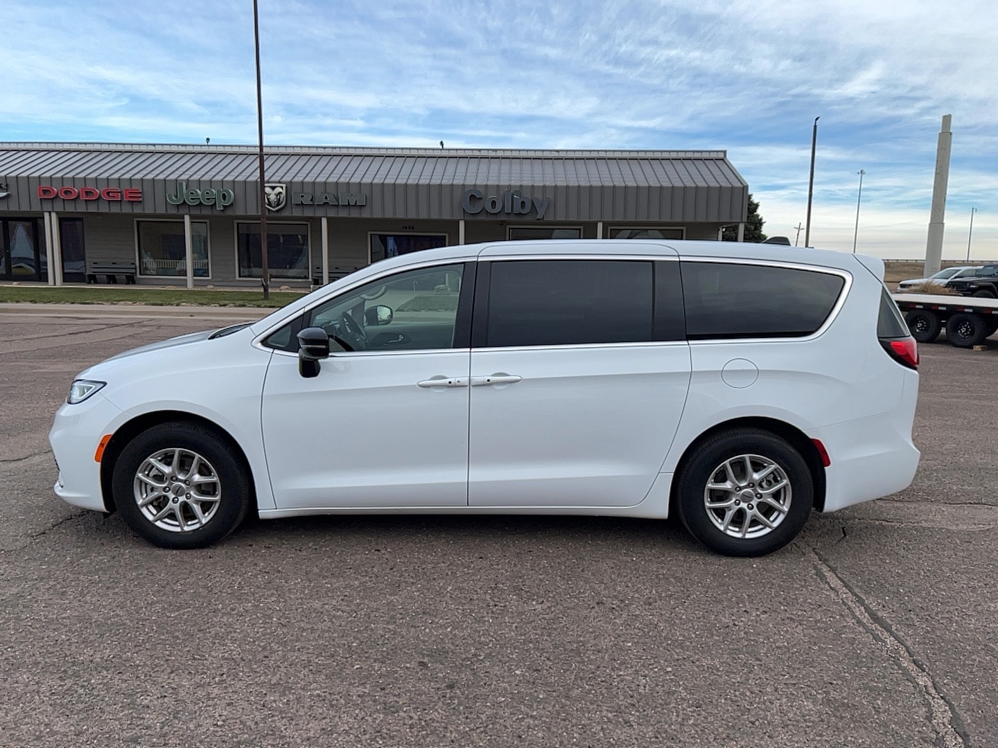 2024 Chrysler Pacifica Touring L's photo