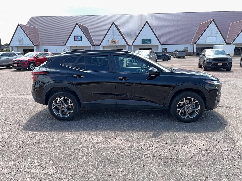 Used 2025 Chevrolet Trax LT SUV