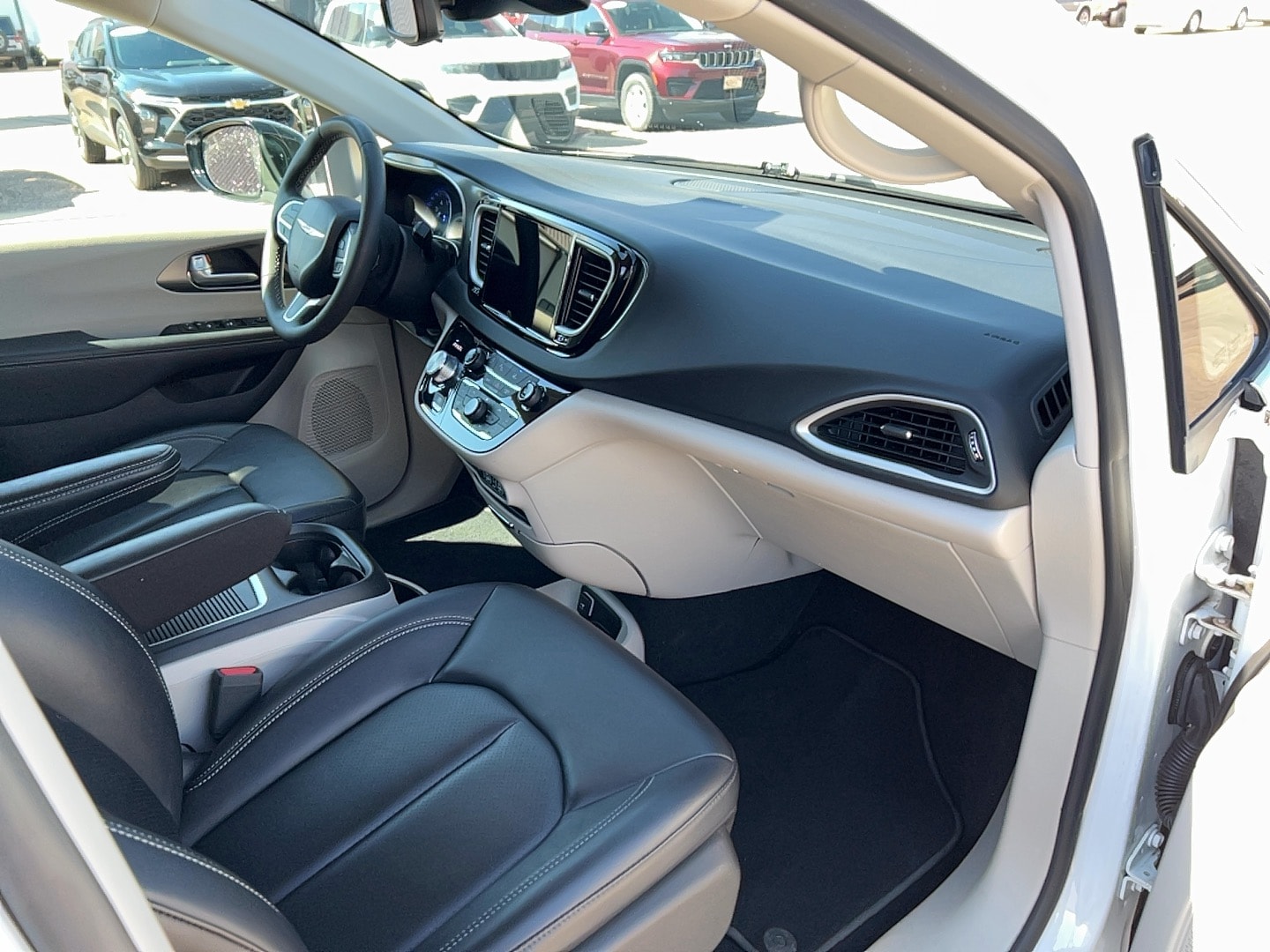 2024 Chrysler Pacifica Touring L - Photo 19