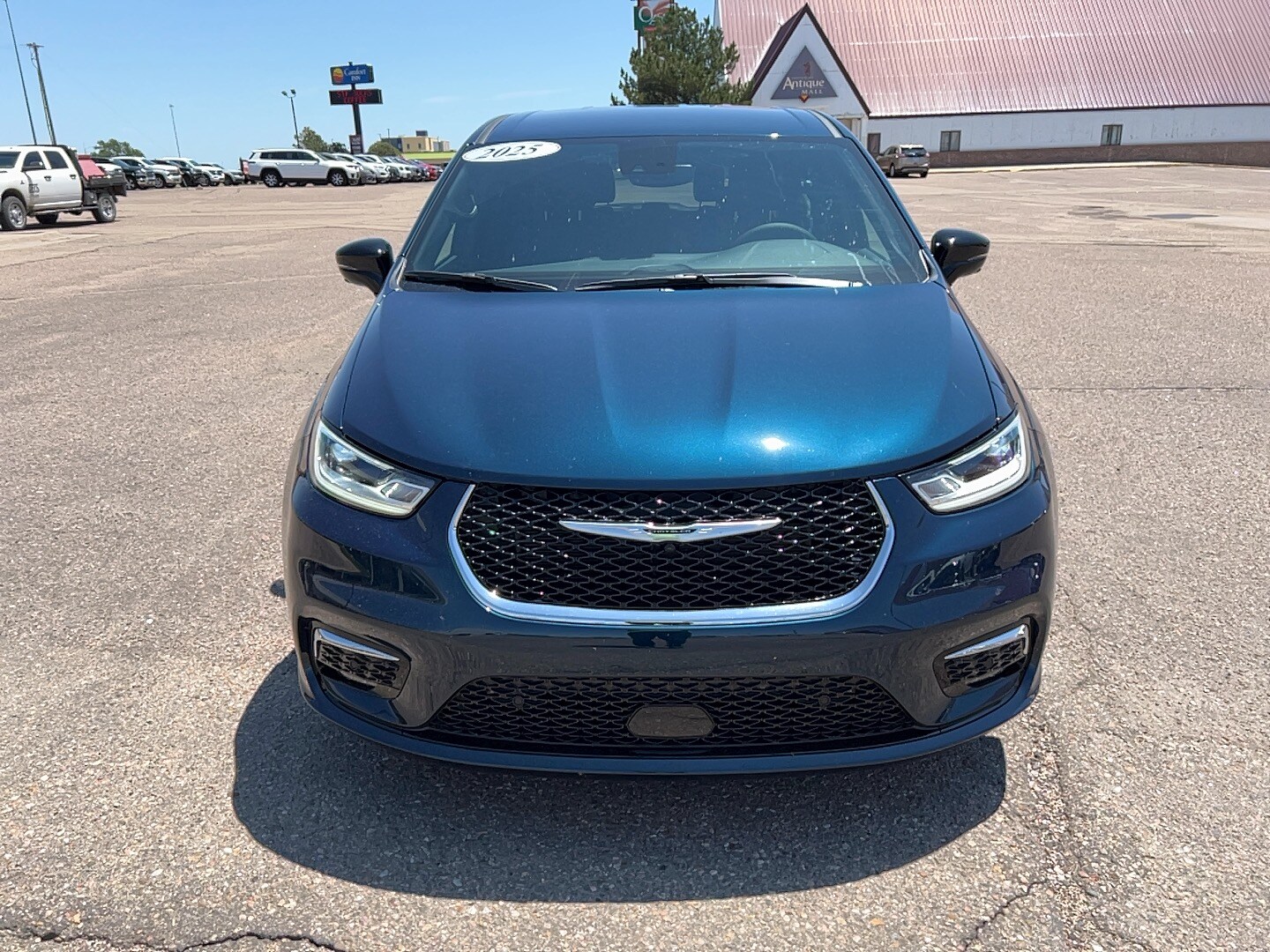 2025 Chrysler Pacifica photo 3