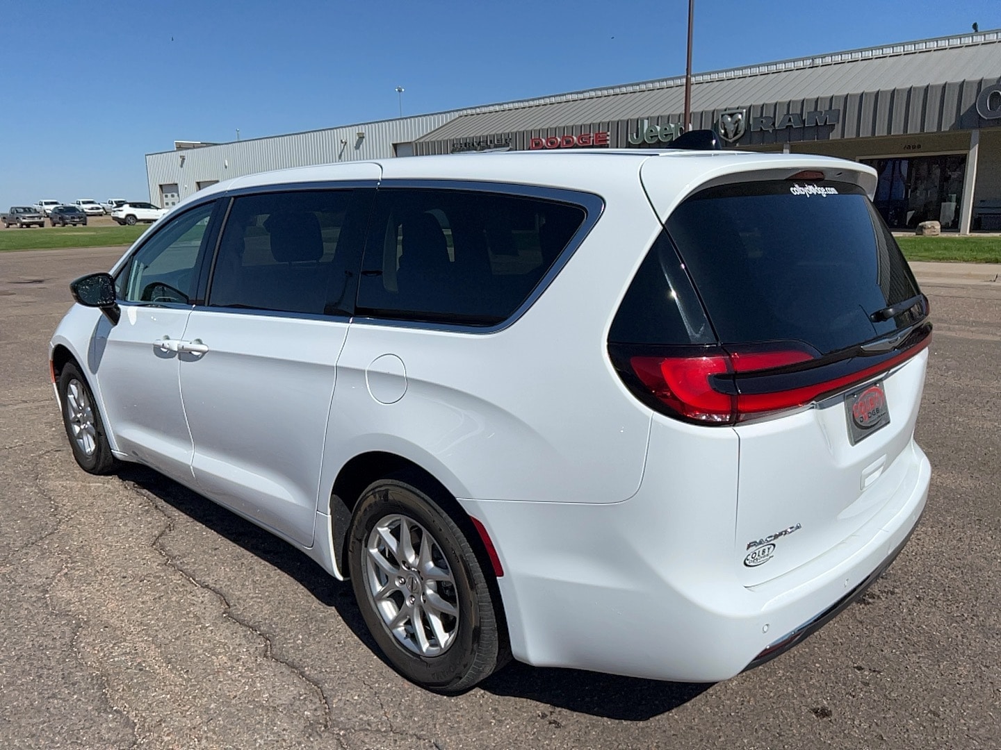 2024 Chrysler Pacifica Touring L - Photo 7