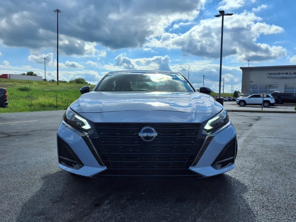 2023 Nissan Altima 2.5 SR photo 2