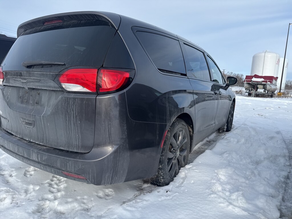 Used 2018 Chrysler Pacifica Touring Plus Minivan/Van