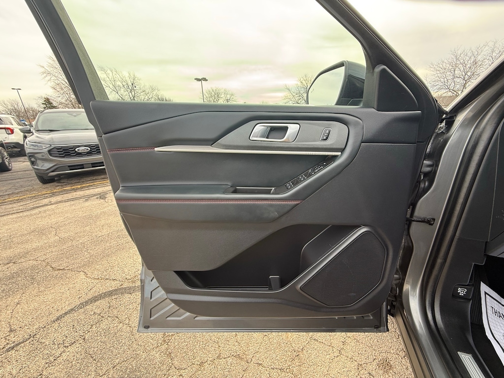 2025 Ford Explorer ST-Line photo 2