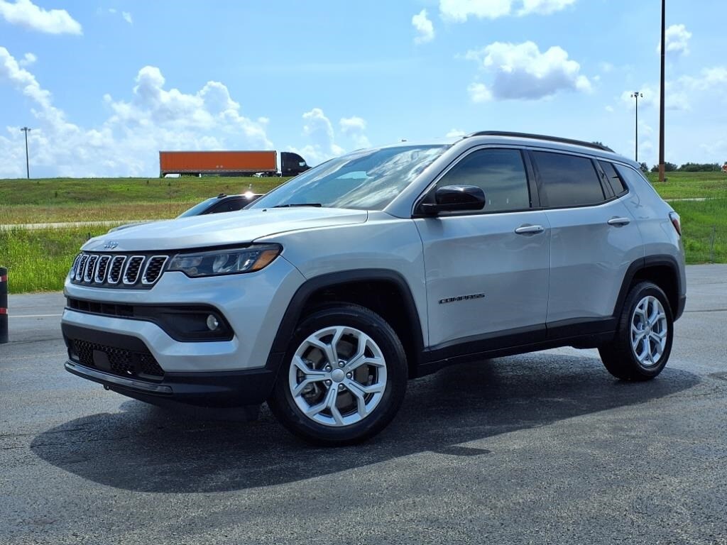 2024 Jeep Compass Latitude photo 3