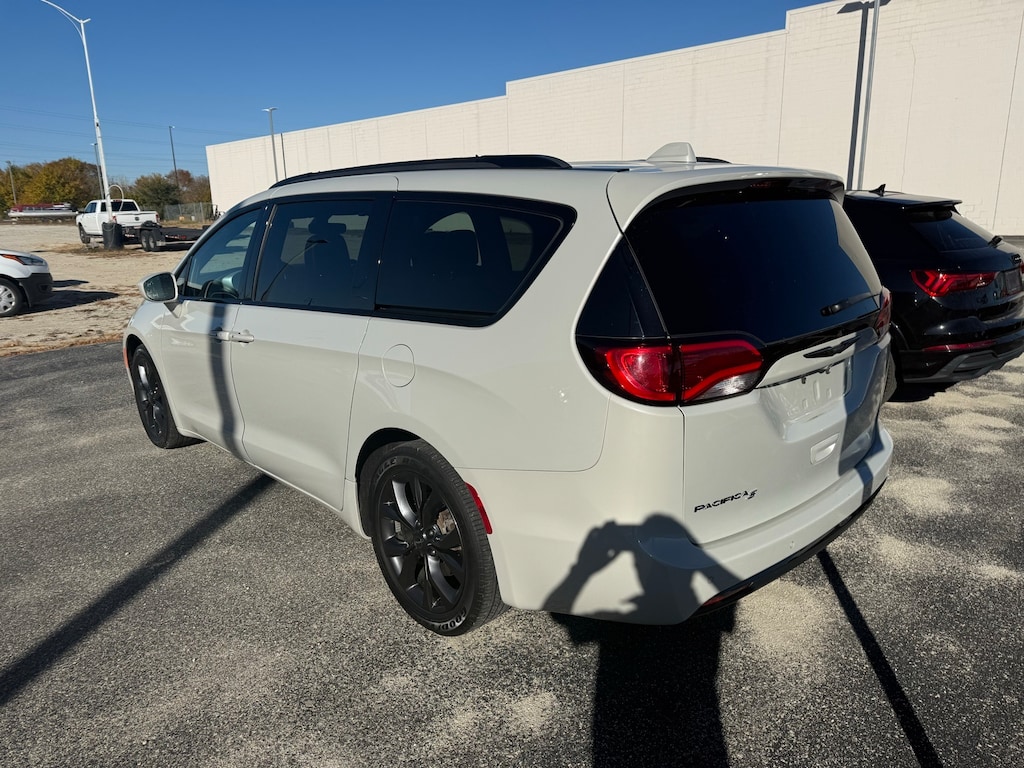 Used 2020 Chrysler Pacifica Touring L Plus Minivan/Van