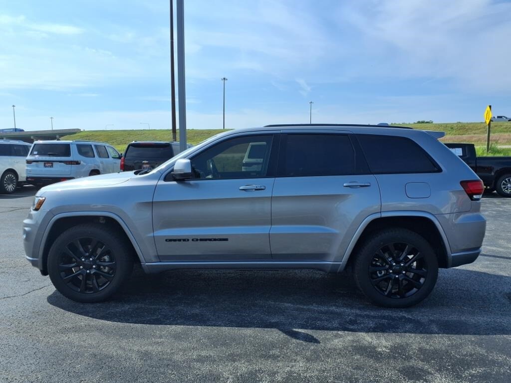 2021 Jeep Grand Cherokee Laredo X photo 3