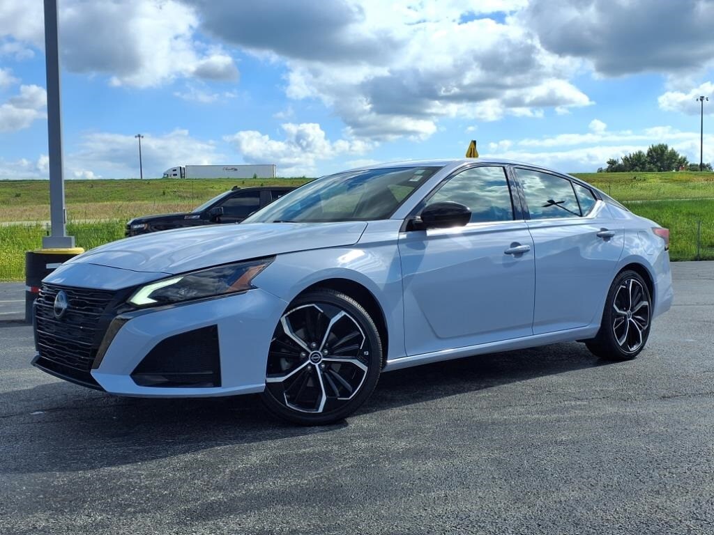 2023 Nissan Altima 2.5 SR photo 3