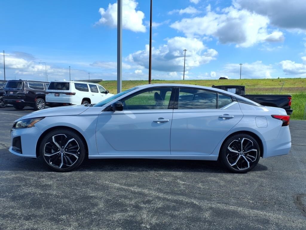 2023 Nissan Altima 2.5 SR photo 4