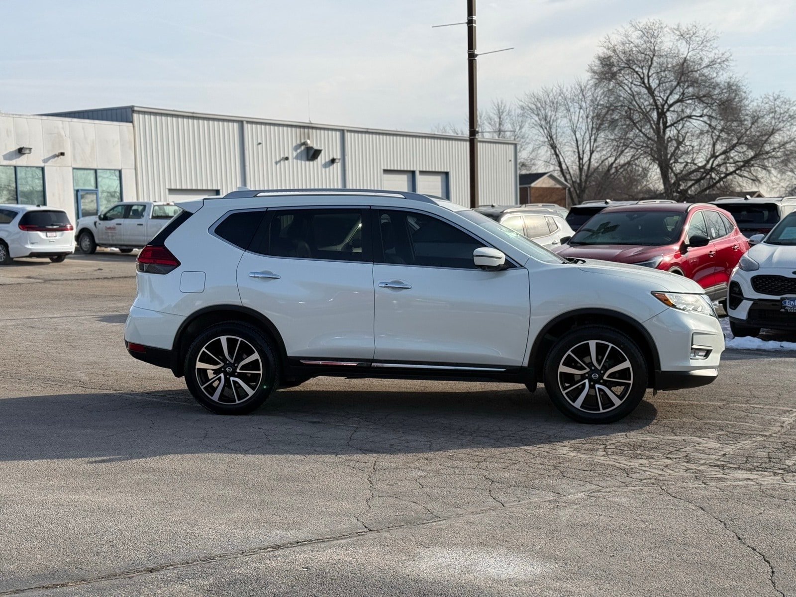 Used 2017 Nissan Rogue SL with VIN 5N1AT2MV3HC879576 for sale in Manteno, IL