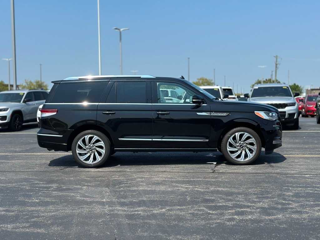 Used 2022 Lincoln Navigator Reserve with VIN 5LMJJ2LT7NEL01922 for sale in Manteno, IL